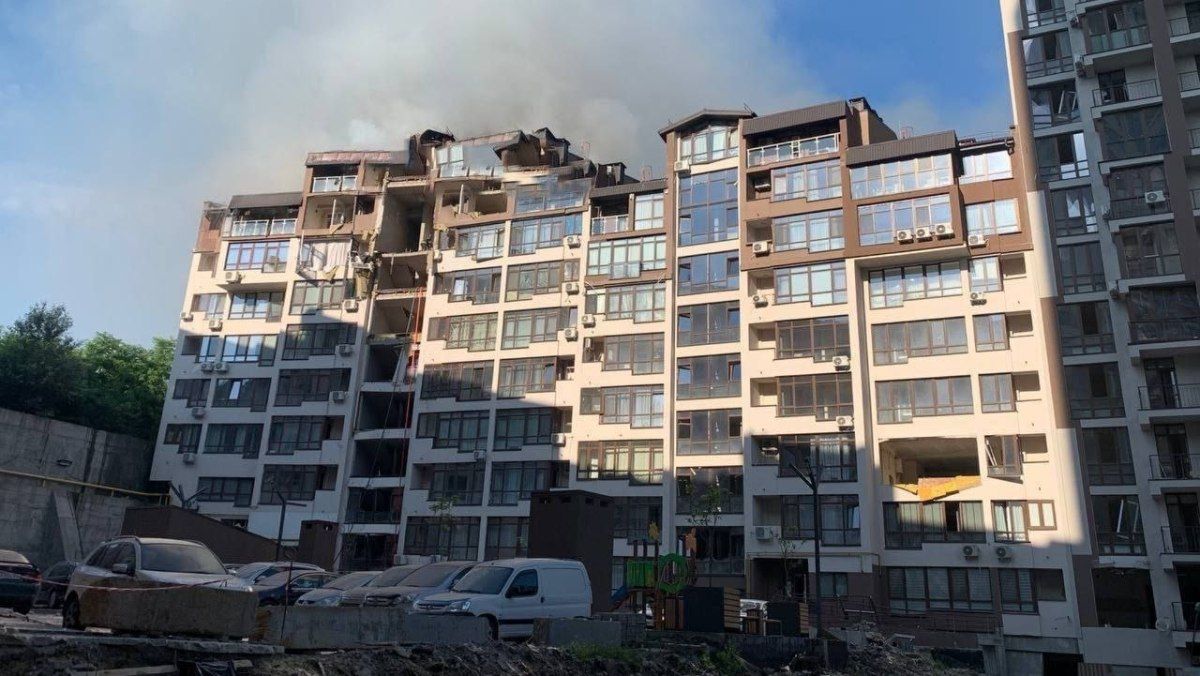 Первые фото и видео с места попадания ракеты в жилой лом в Шевченковском районе: спасательная операция продолжается