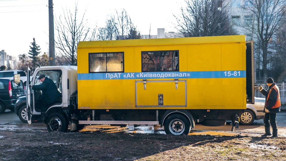 В Киеве ракетные удары повредили водопроводную сеть: работает аварийная служба