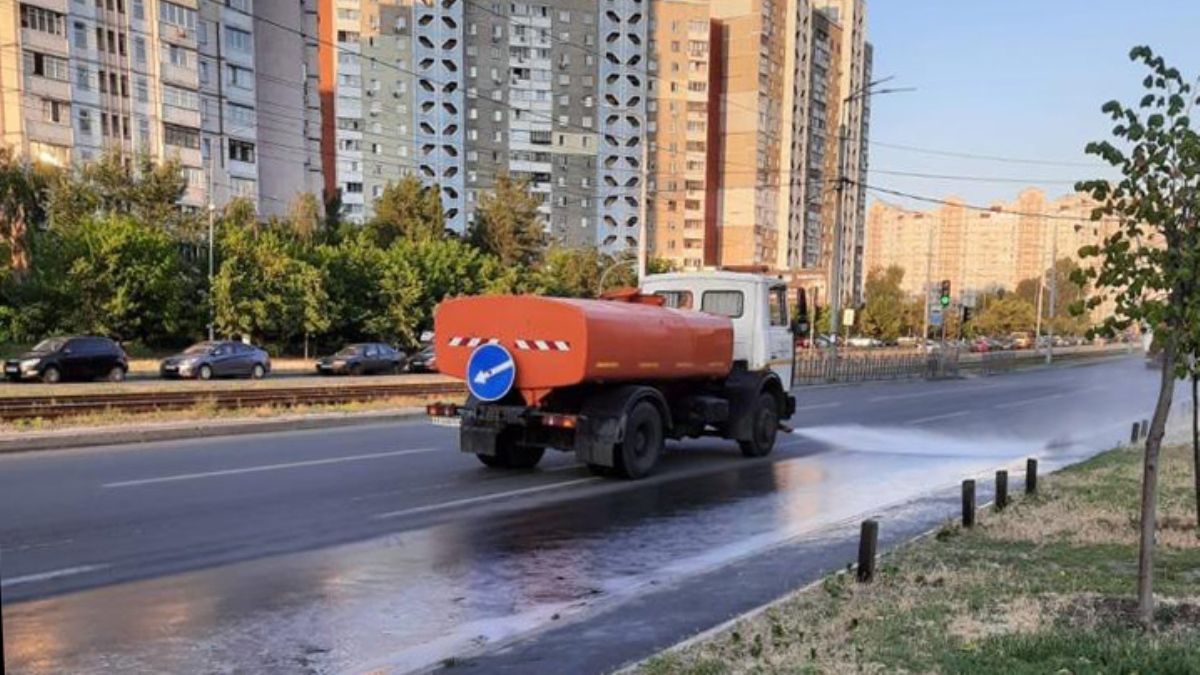 В Києві через аномальну спеку почали поливати вулиці
