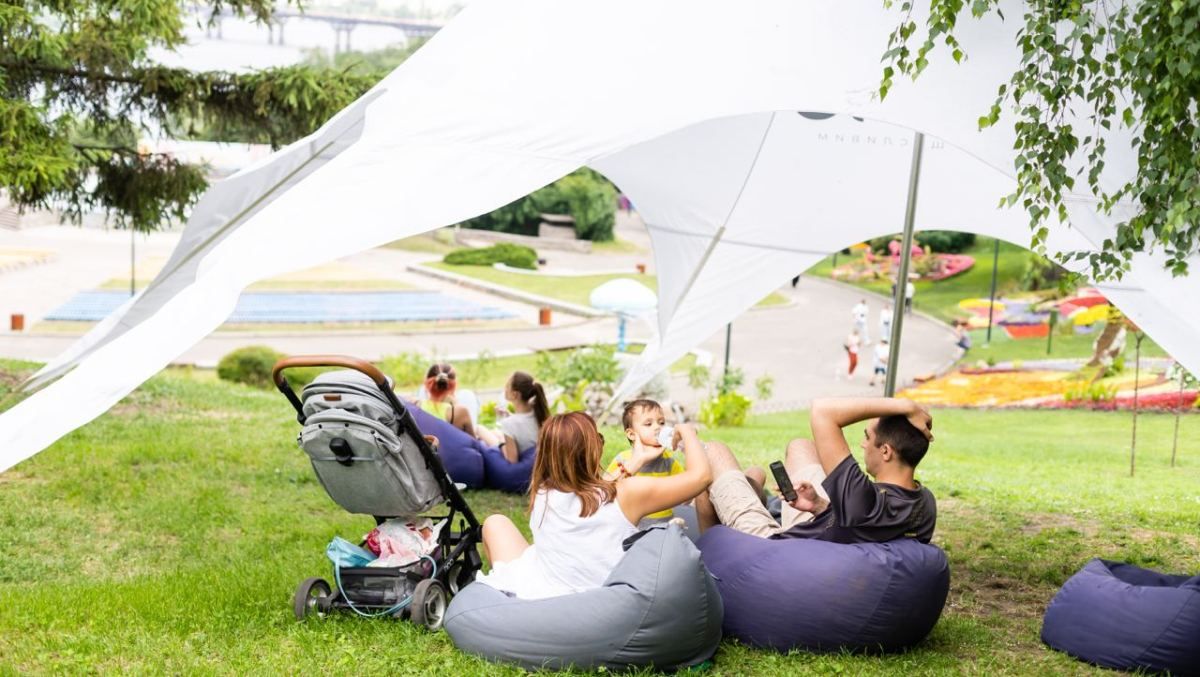 Водяний батут для дітей, гамаки та лаундж-зона: де в Києві посеред міста провести спекотне літо на природі