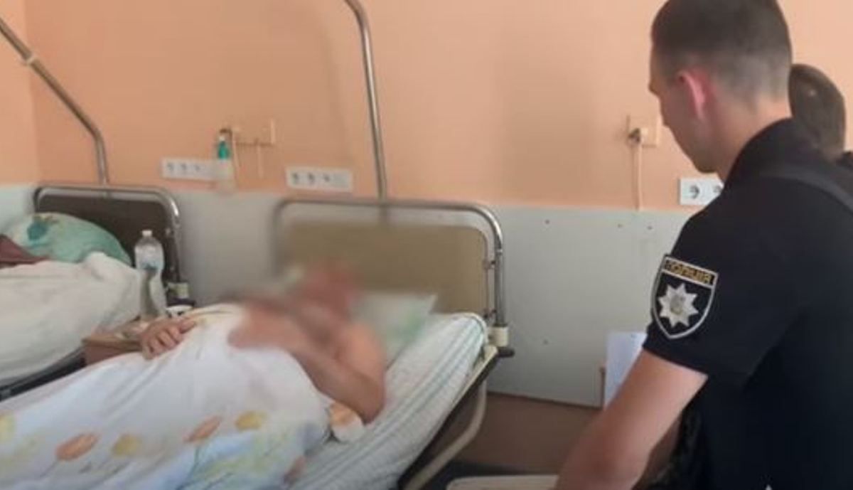 Бив дідуся ножем та ногами: у Києві чоловік напав на перехожего пенсіонера