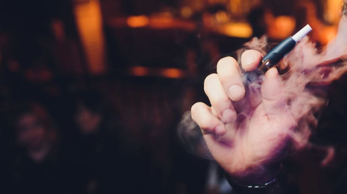 В Україні заборонили рекламу сигарет для нагрівання та їх продаж неповнолітнім