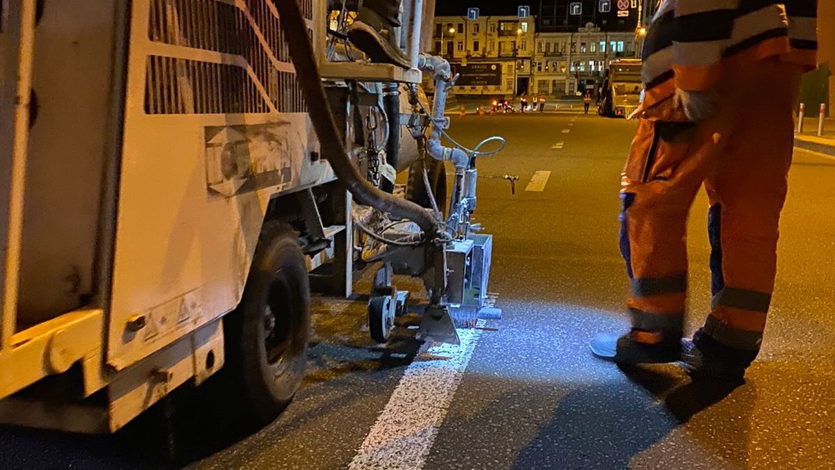 В Києві не спиняється робота дорожників: оновили розмітку на 130 вулицях міста