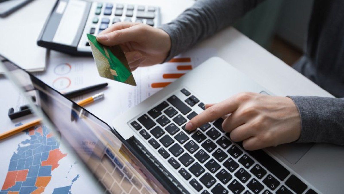 Монобанк та Приватбанк підняли картковий курс валют: що це значить