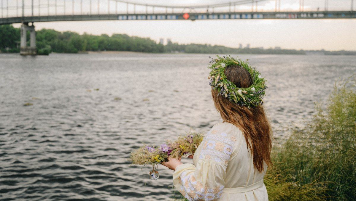 «Листи любові»: на Івана Купала по Дніпру запустили вінки зі словами підтримки до мешканців тимчасово окупованих територій