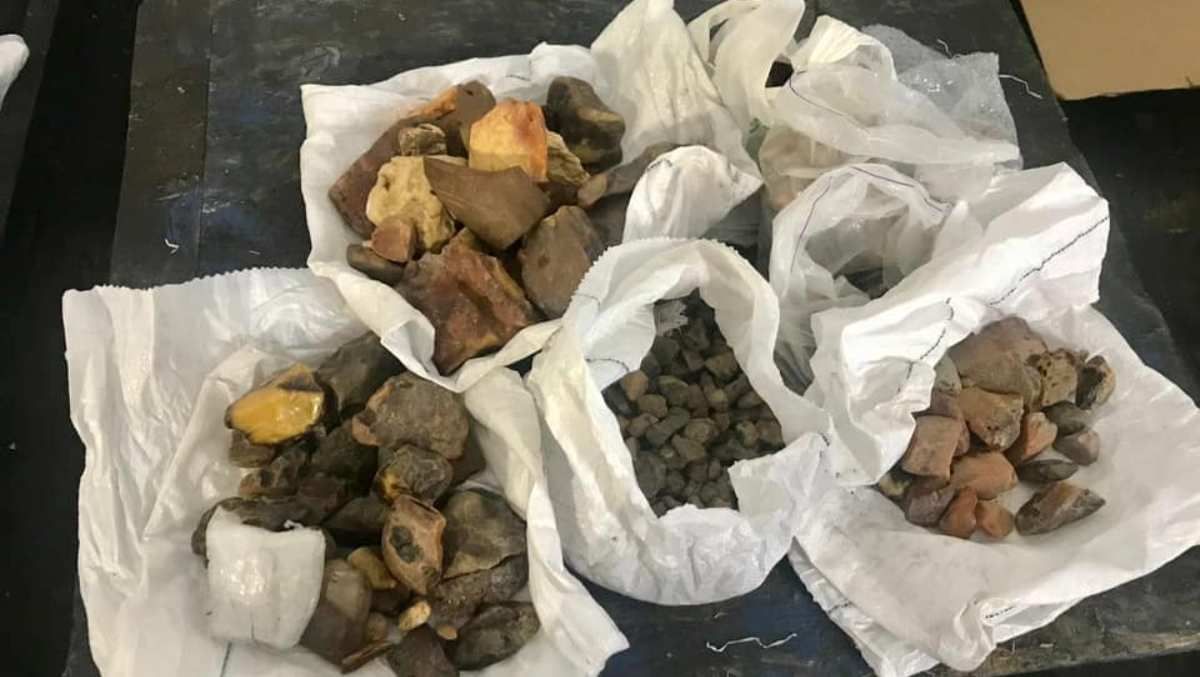 Житель Київщини намагався незаконно вивезти з України до Китаю понад 265 кг бурштину майже на 2 мільйони гривень