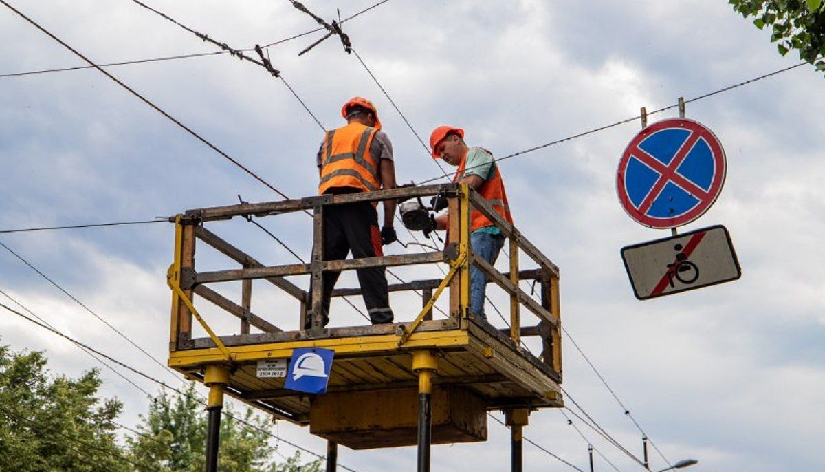 У Києві продовжують відновлення тролейбусної мережі, пошкодженої ракетним обстрілом: які маршрути почнуть курсувати