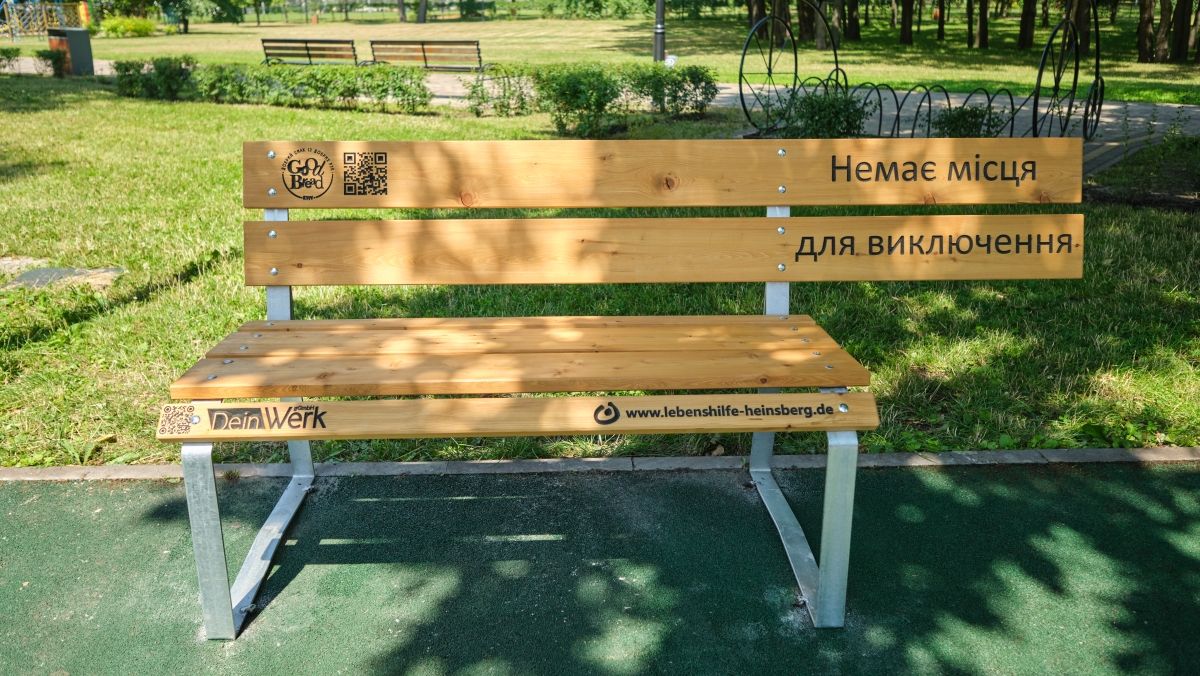 Немає місця для виключення: у парку Наталка встановили нову інклюзивну лавку