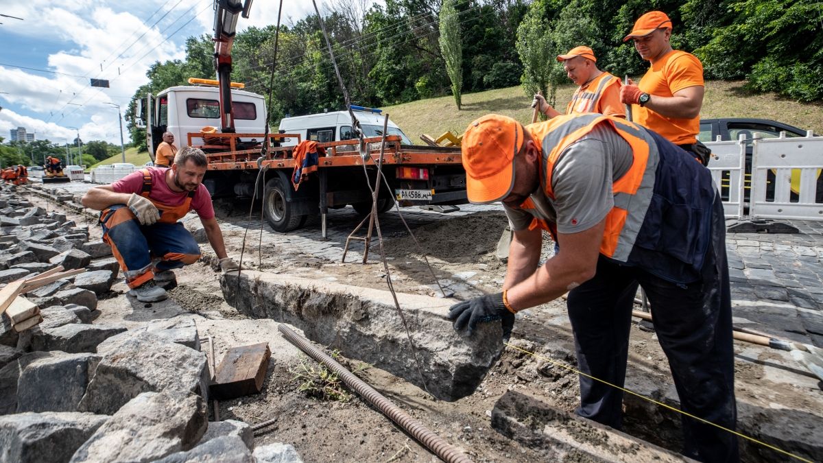 У Києві на Подільському узвозі оновлюють бруківку