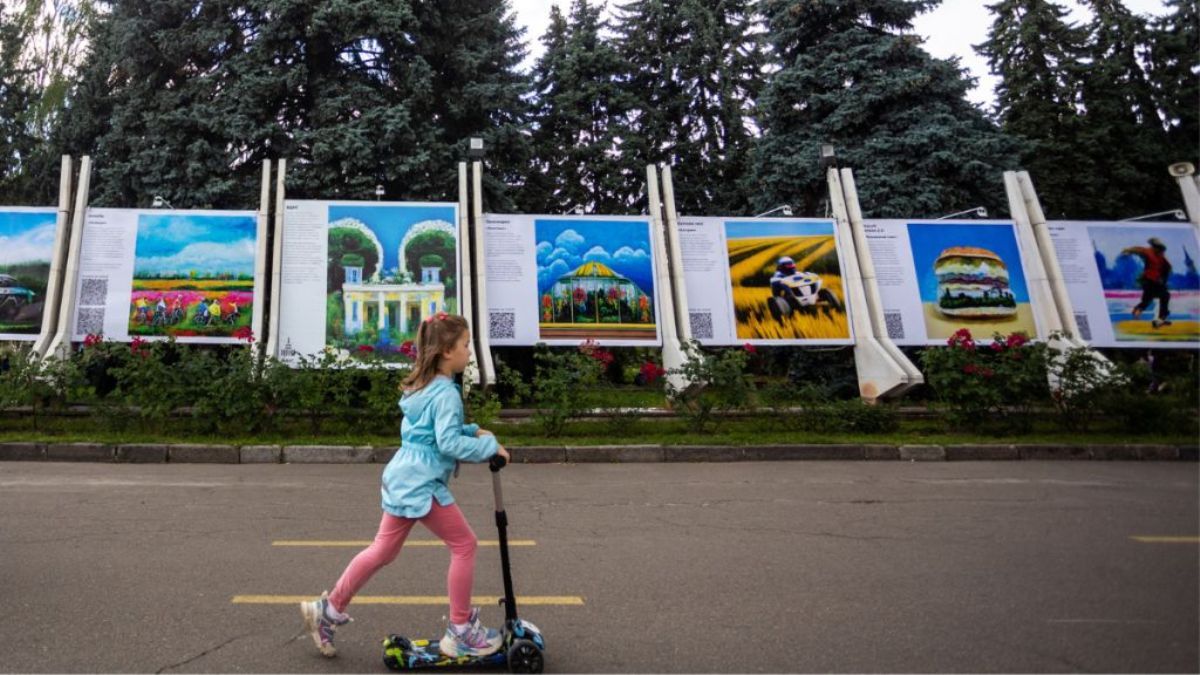 У Києві на ВДНГ відкрили галерею нереальних історій жителів міста, які створив штучний інтелект