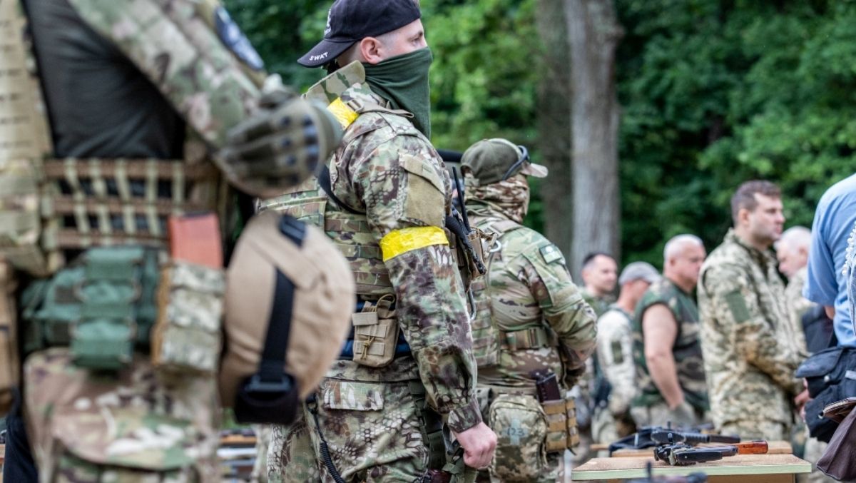 Постріли та посилення контролю на блокпостах: під Києвом проводять тренування військових