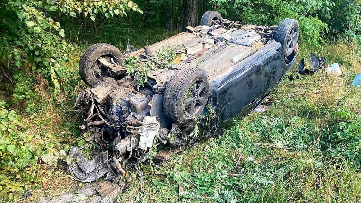 Під Києвом Mazda вилетіла з дороги в кювет і перетворилась на груду металобрухту: що з пасажирами