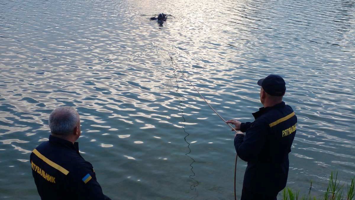 У Києві з озера дістали тіло чоловіка
