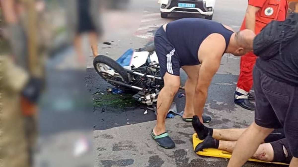 На Київщині Volkswagen збив мотоцикл: водій та неповнолітній пасажир в лікарні