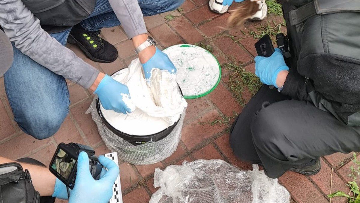У Києві 20-річна дівчина маскувала психотропи у відрах зі штукатурко