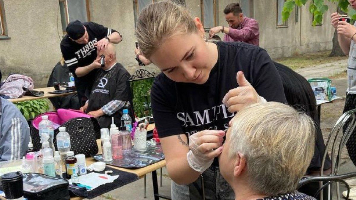 На Київщині майстри краси їздять по деокупованих селах та безкоштовно надають послуги