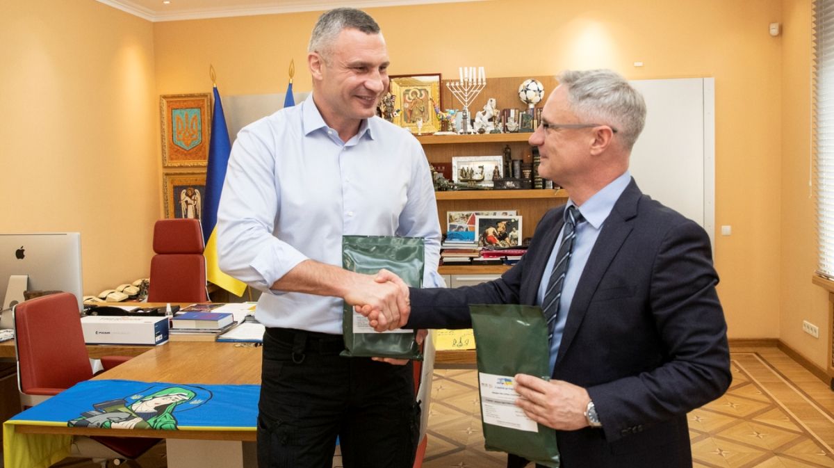 Ізраїль передав Києву 50 тисяч пакунків готового харчування: куди підуть набори
