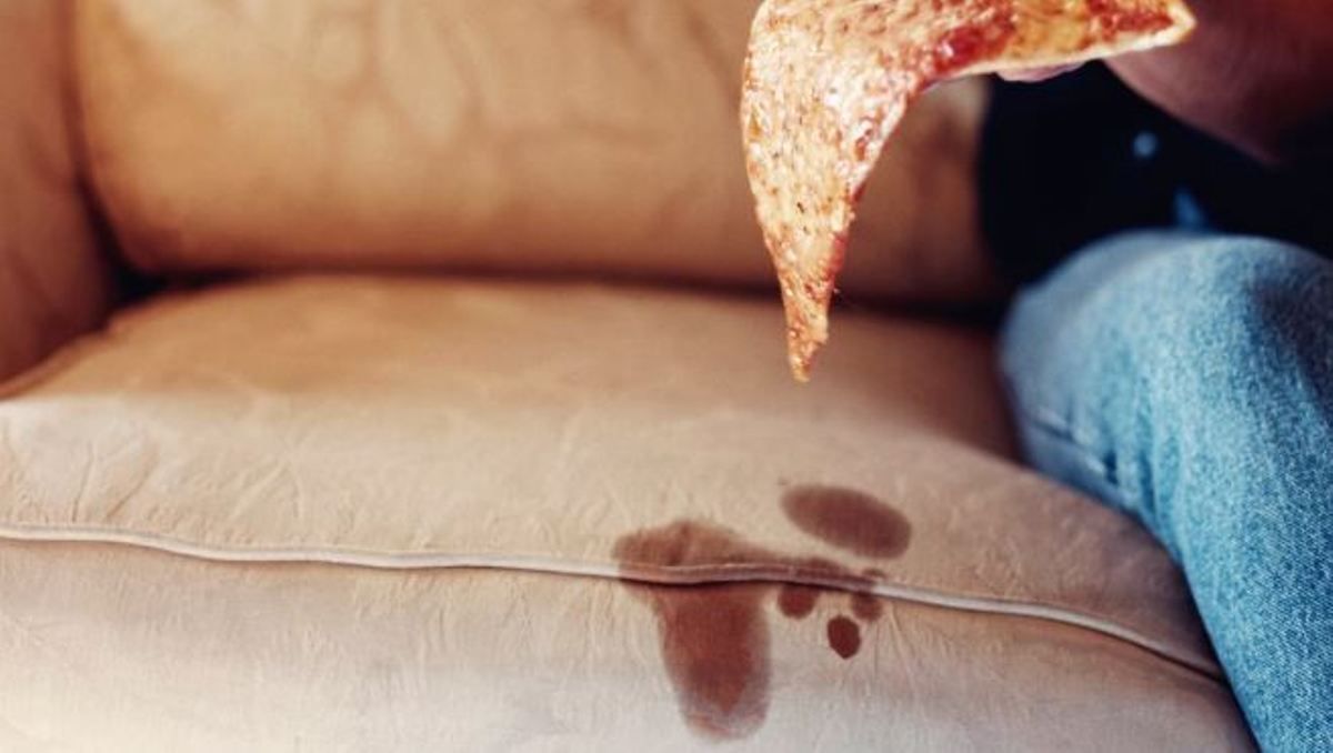 Хімчистка меблів: видалення складних забруднень