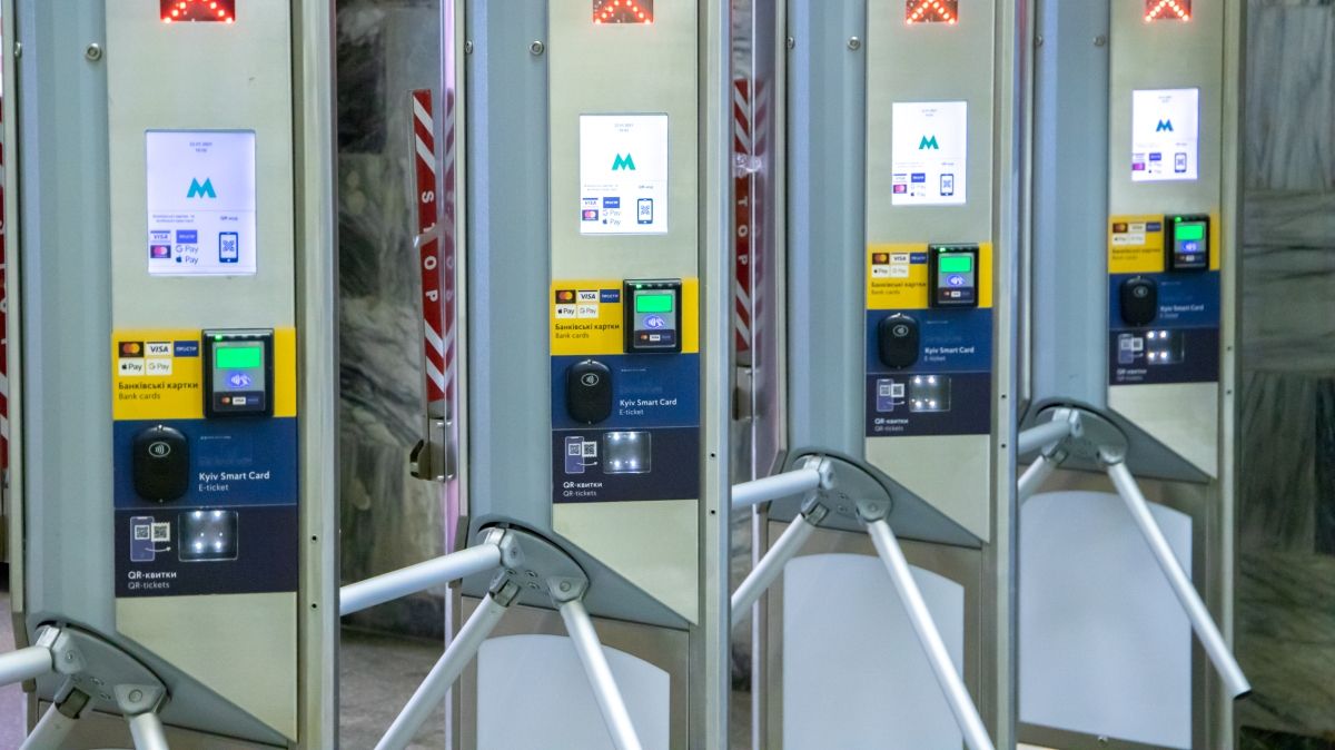 У Києві на станції метро «Тараса Шевченка» почали заміну турнікетів