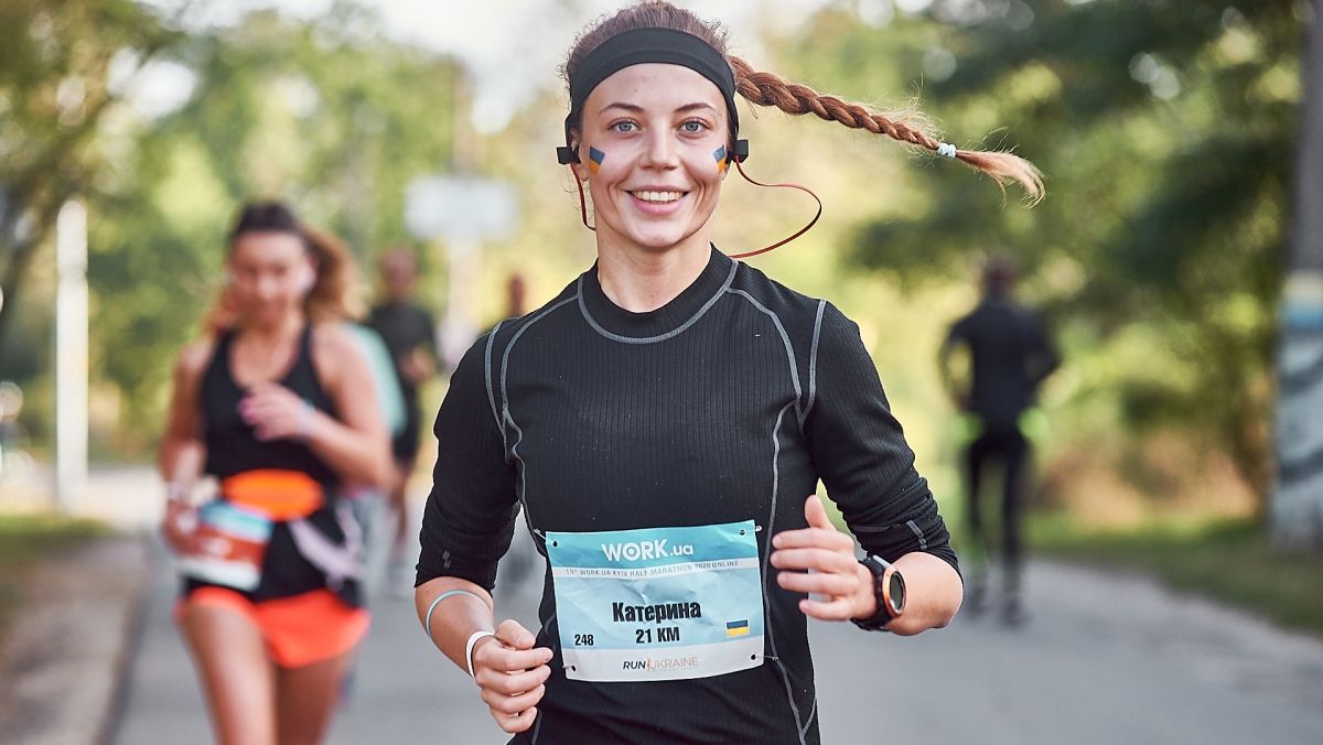 Бігуни з усього світу збирають кошти на відбудову Ірпеня