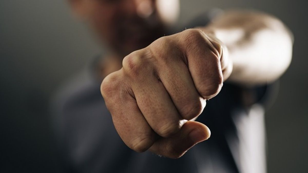 На Київщині чоловік побив кулаками та ногами свою колишню, вхопив сумку з грошима та втік