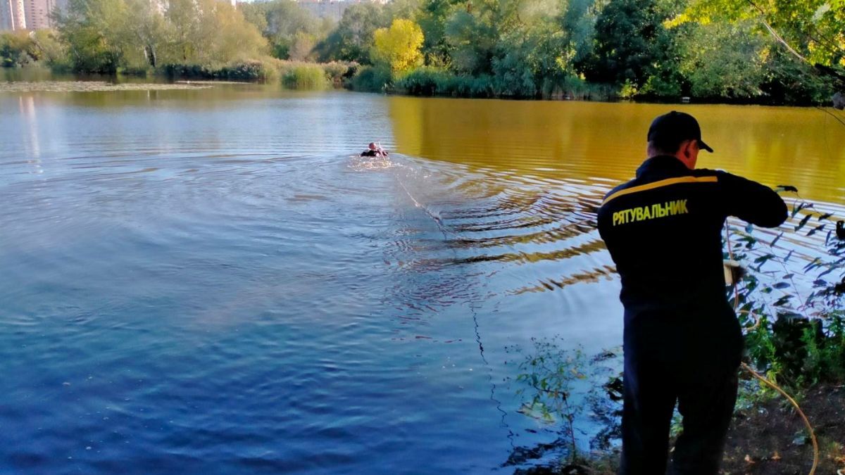 У Києві дістали тіло жінки з озера