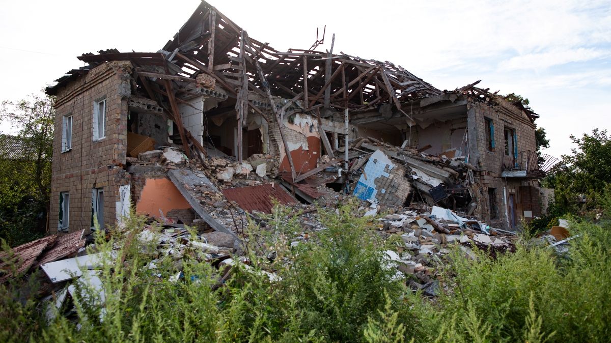 Вилетів з вікна другого поверху та вижив: як зараз вглядає будинок в Нових Петрівцях, у який прилетіла ракета