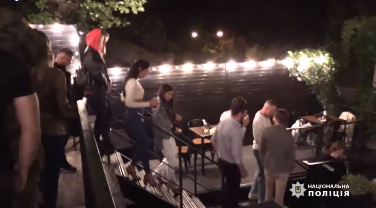 У Києві відвідувачам у закладах почали вручати повістки