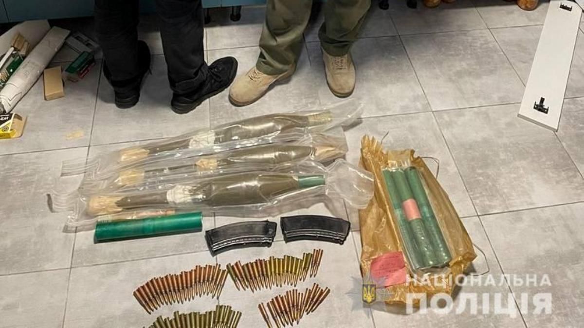 По Києву їздив чоловік з арсеналом зброї та боєприпасів у авто