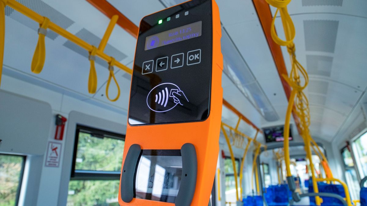 У Києві почали тестувати систему оплати проїзду банківськими картками у наземному транспорті: коли запрацює