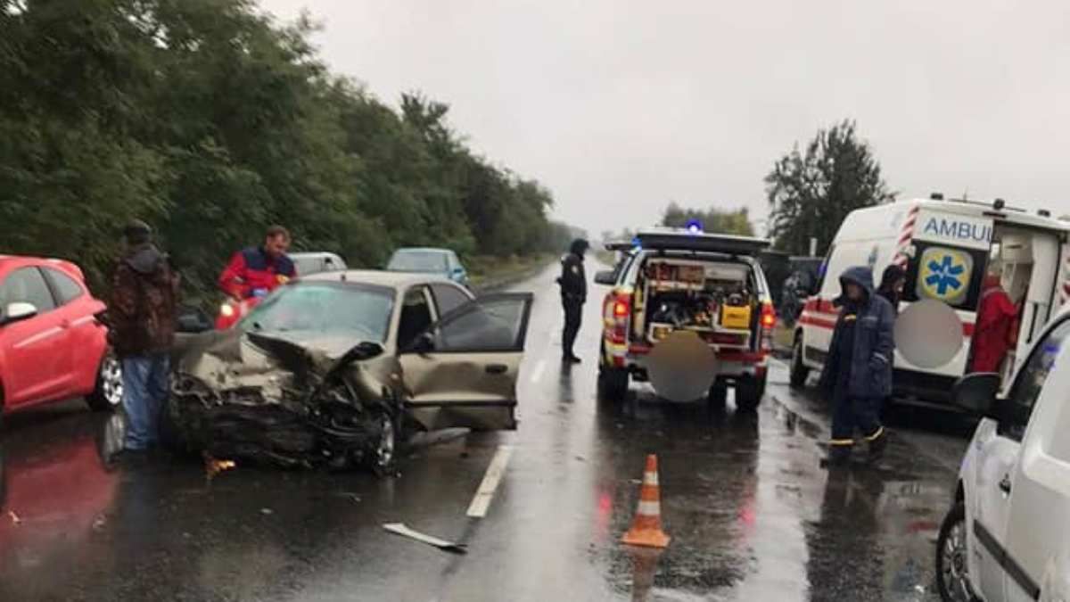 На Київщині Lanos вилетів на зустрічну смугу: у ДТП загинув водій