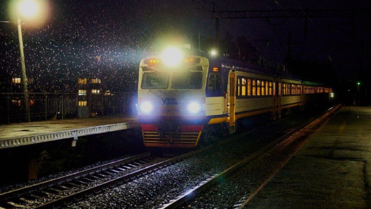 У Києві кільцева електричка почала курсувати додаткові рейси перед комендантською годиною