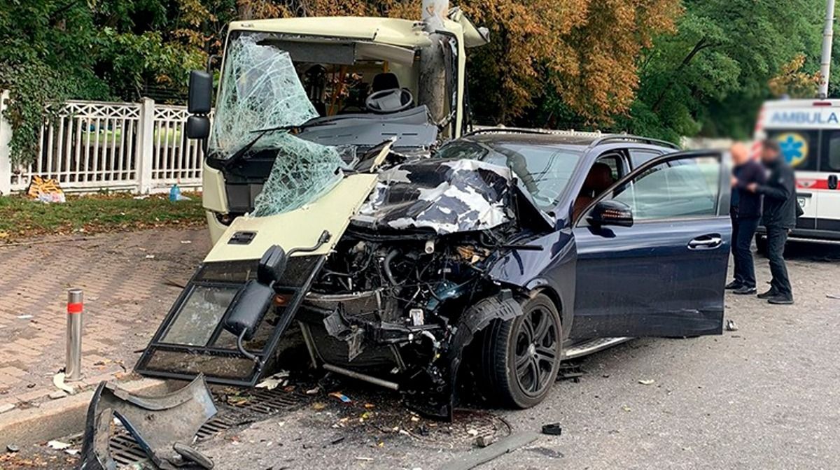 Арешт з правом залога у 3 мільйони: водія Mercedes, що влетів у автобус з 25 пасажирами, взяли під варту