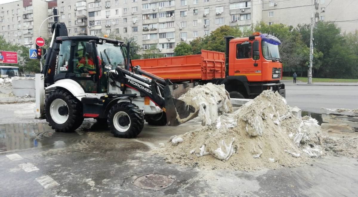 У Києві почали прибирати саморобні укріпспоруди та закинуті блокпости