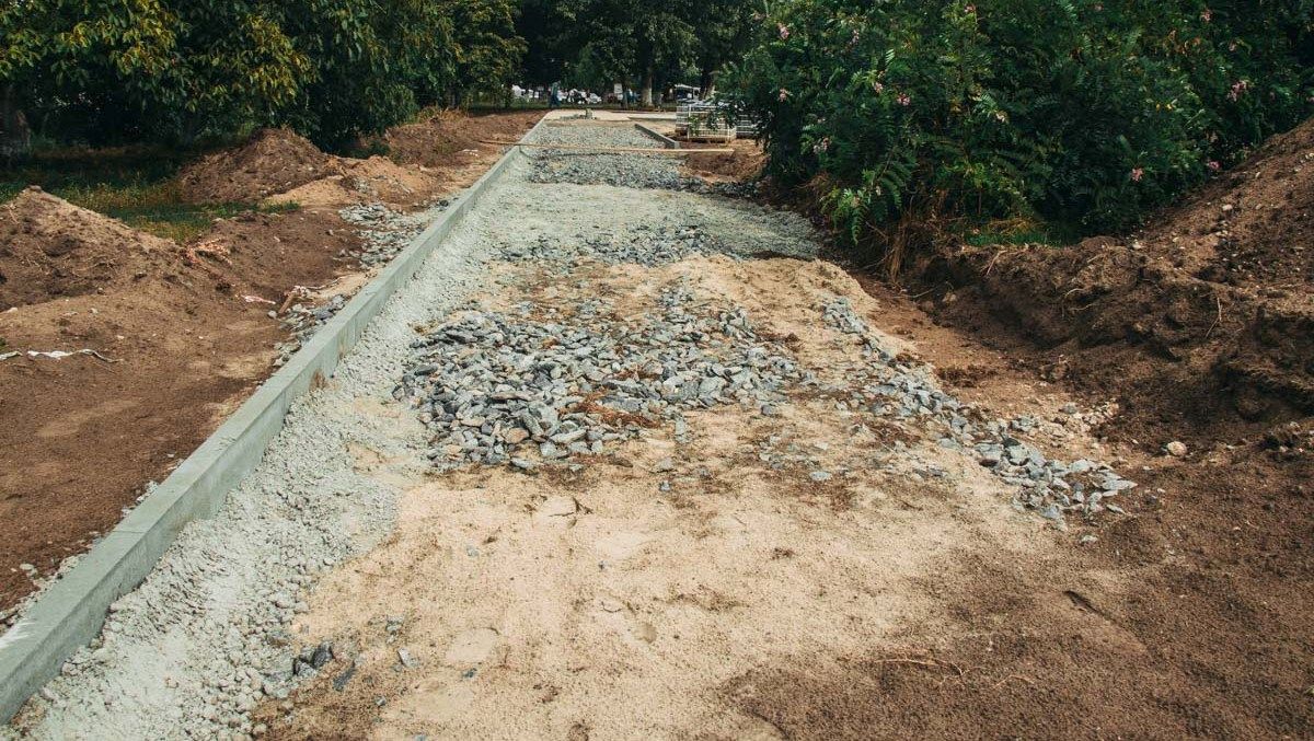 У Києві посадовець на ремонті скверу розтратив більше 700 тисяч гривень: йому повідомили про підозру