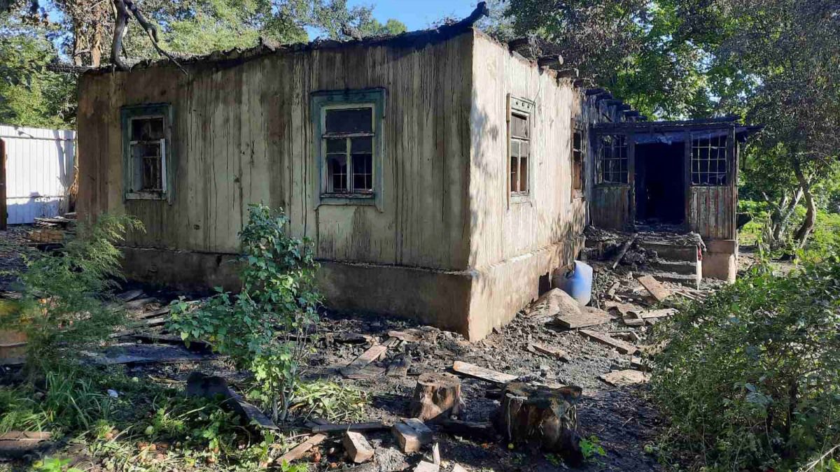 На Київщині з палаючого будинку врятували чоловіка