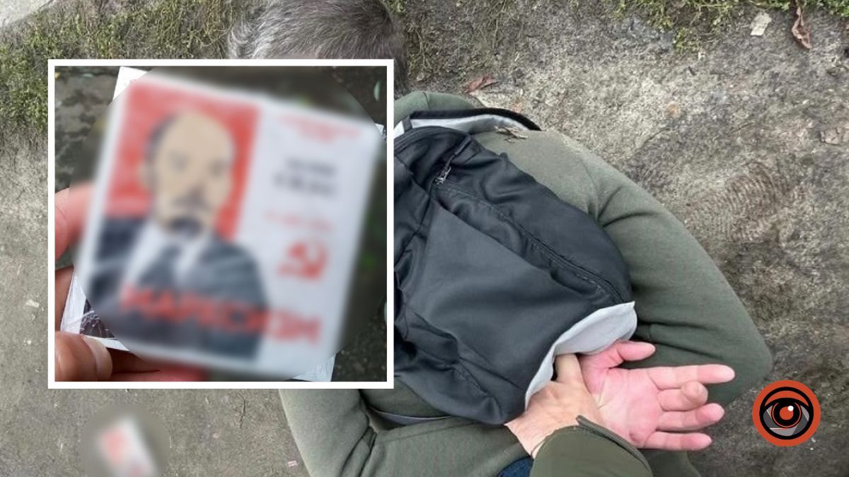 У Києві чоловік поширював агітаційні листівки з комунистичною символікою