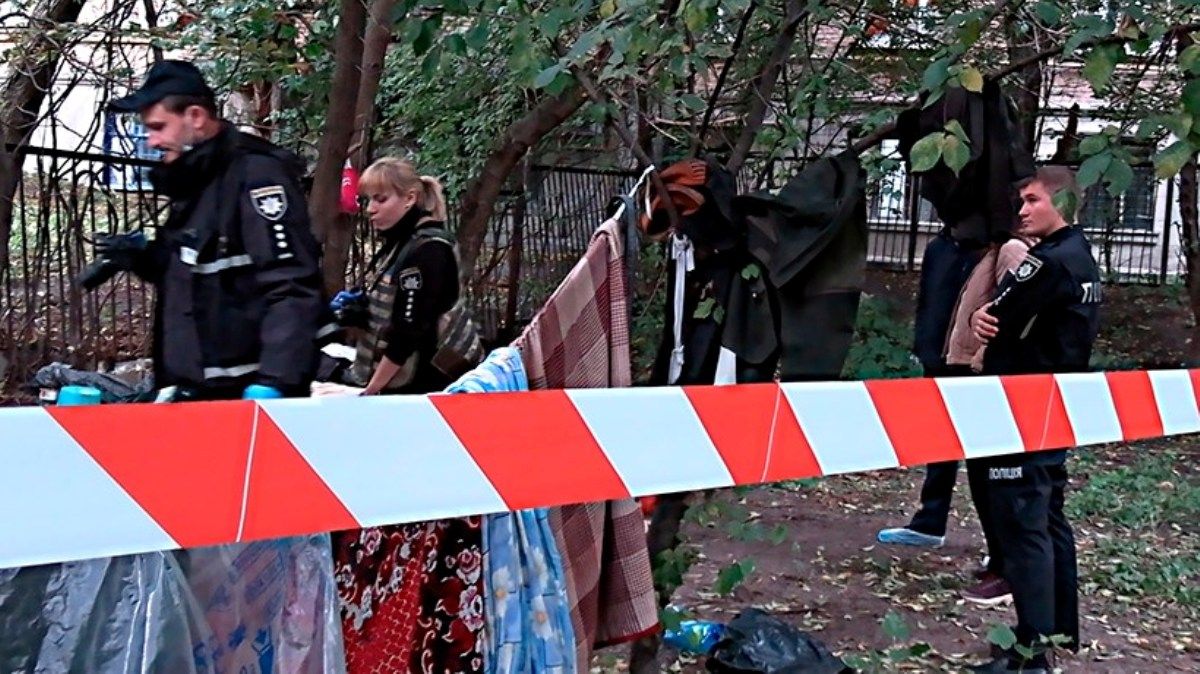 У Києві чоловік зарізав безхатченка