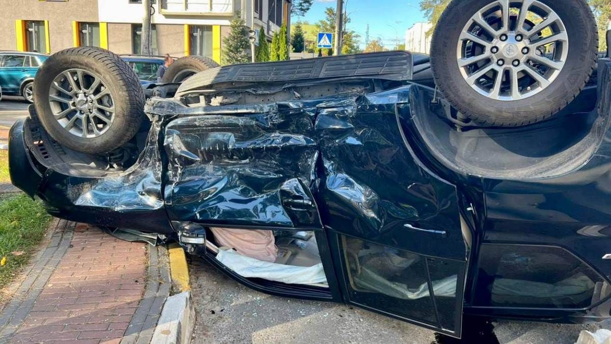 В Ірпені під час ДТП перекинувся позашляховик: потерпілих забрала швидка