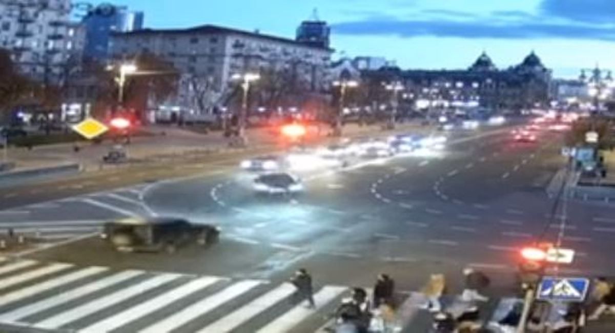 У Києві на Хрещатику Jeep влетів в Audi, перевернувся і вдарився в електроопору: відео моменту ДТП