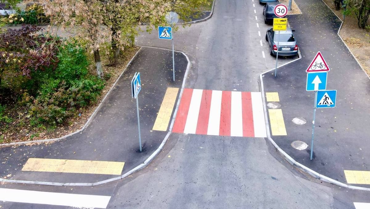 Ще одна вулиця Києва стала безпечнішою для пішоходів: де і як виглядає