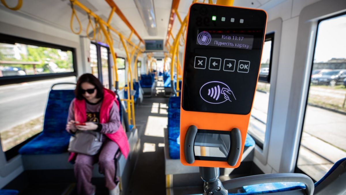 У транспорті Києва тепер можна розрахуватися за проїзд банківською карткою: на яких маршрутах