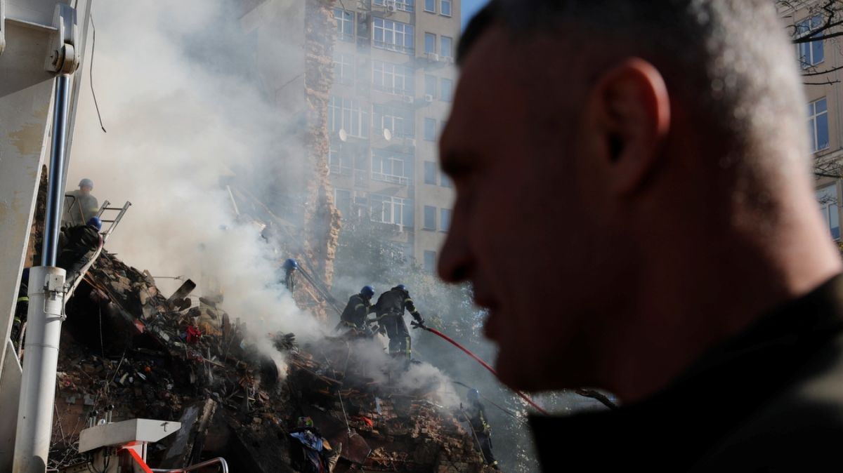 У Києві з-під завалів будинку на Жилянській дістали ще одне тіло