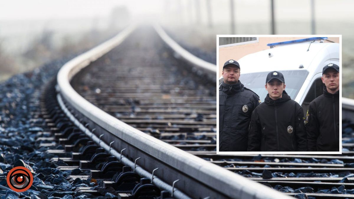 У Києві поліцейські врятували чоловіка, що впав на колії під час руху потягу