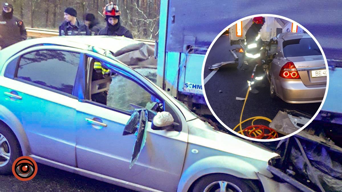 У Києві на Бориспільскому шосе Chevrolet влетів під вантажівку: водія затисло в салоні