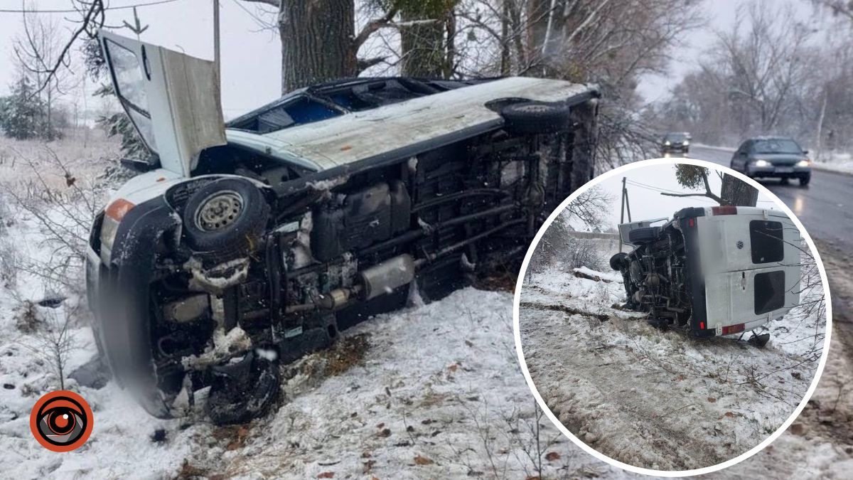 На Київщині маршрутка з пасажирами злетіла в кювет та перекинулась