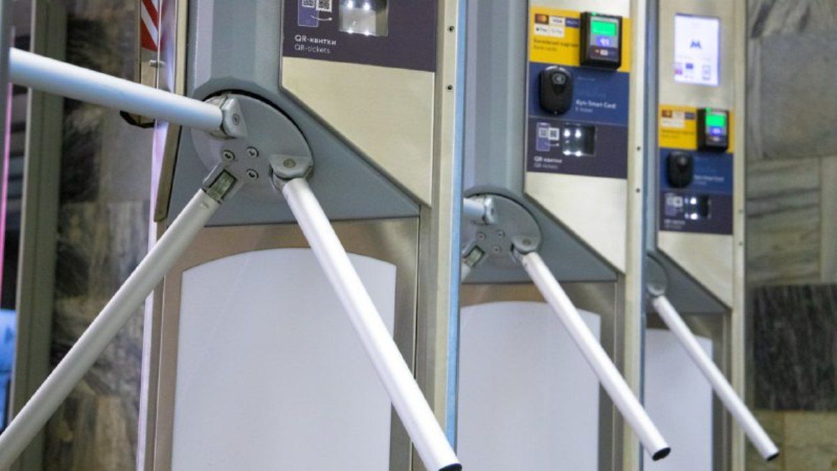 У Києві на станції метро «Дружби народів» встановили нові турнікети