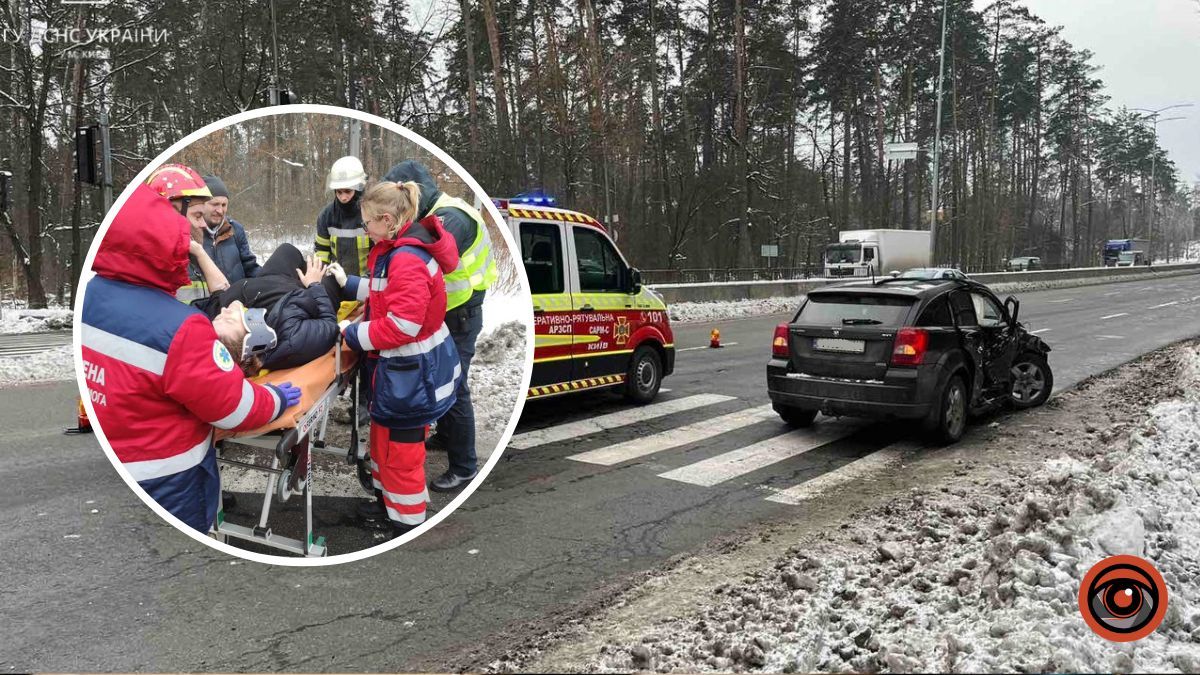У Києві зіткнулись Dodge та Hyundai: в понівеченому авто зажало пасажирку