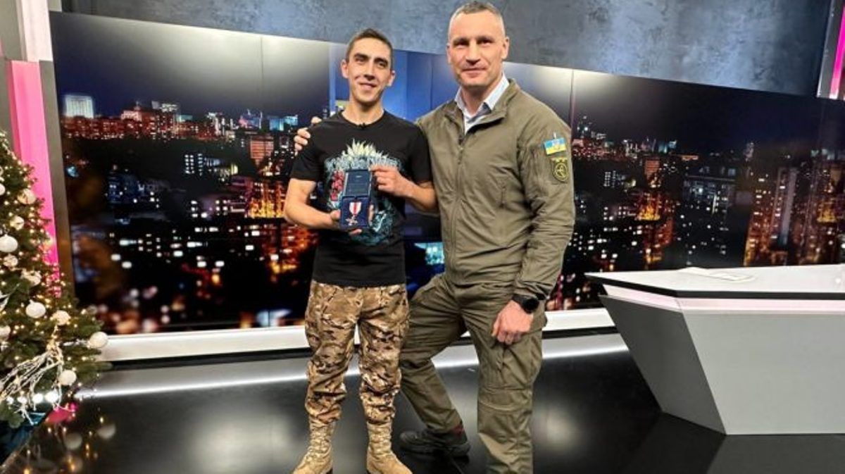 Збив з ручного кулемета крилату ракету над Києвом: Кличко вручив нагороду стрільцю Олегу Василишину