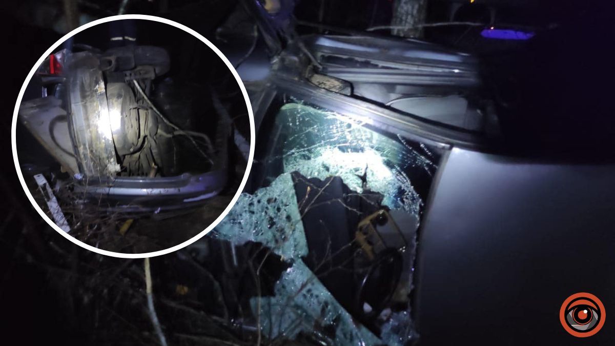 На Київщині Opel вилетів з траси у дерево: загинули двоє чоловіків